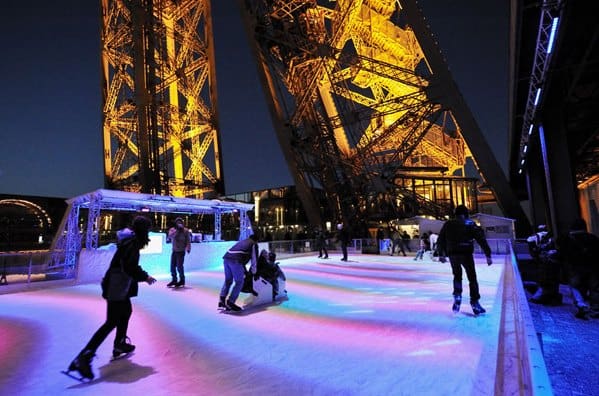 에펠탑에서 아이스 스케트를 타는 연인들