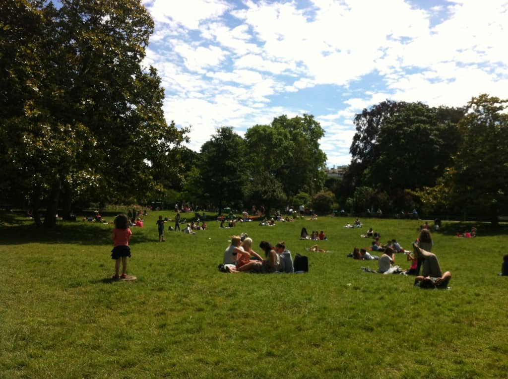 Día soleado en el parque Monceau en junio en Par