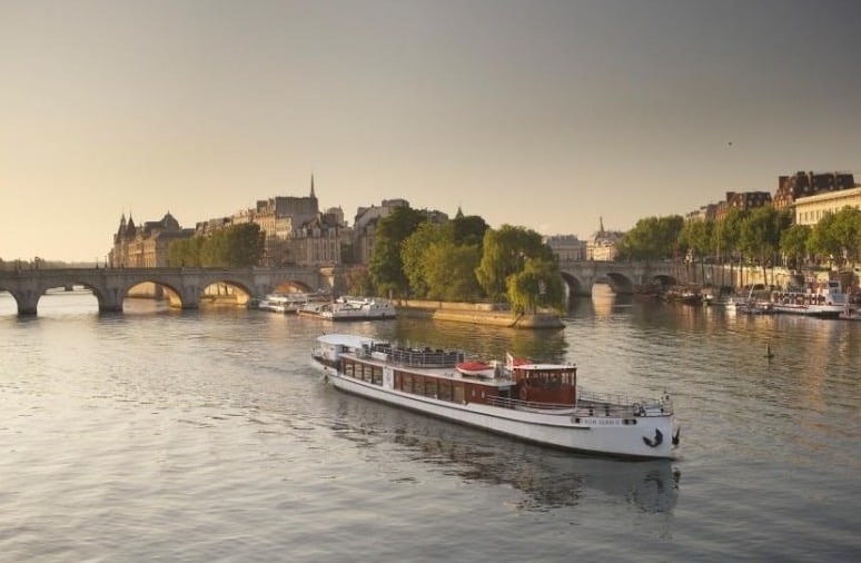 Luxuriöse Dinner Bootsfahrt mit Yachts de Paris
