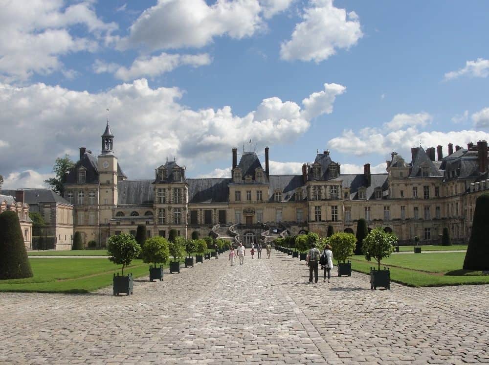Château Fontainebleau excursion - Cour des Adieux