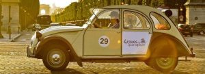 Romantischer Besuch in Paris mit 2CV Auto