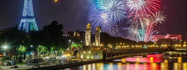 Dinner-Rundfahrt für den 14. Juli in Paris (Bastille-Tag Feuerwerke)