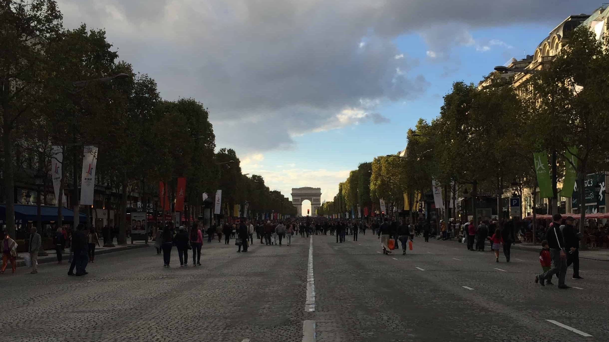 Der Triumphbogen in Paris von Champs Elysées